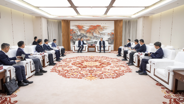 莫鼎革與杭州市委常委、蕭山區(qū)委書記孫旭東舉行會(huì)談