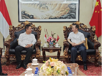 Liang Junxiang se Reúne con el Consejero Económico y Comercial Li Hongwei en la Embajada de China en Indonesia y Visita la Sede Regional del Sudeste Asiático